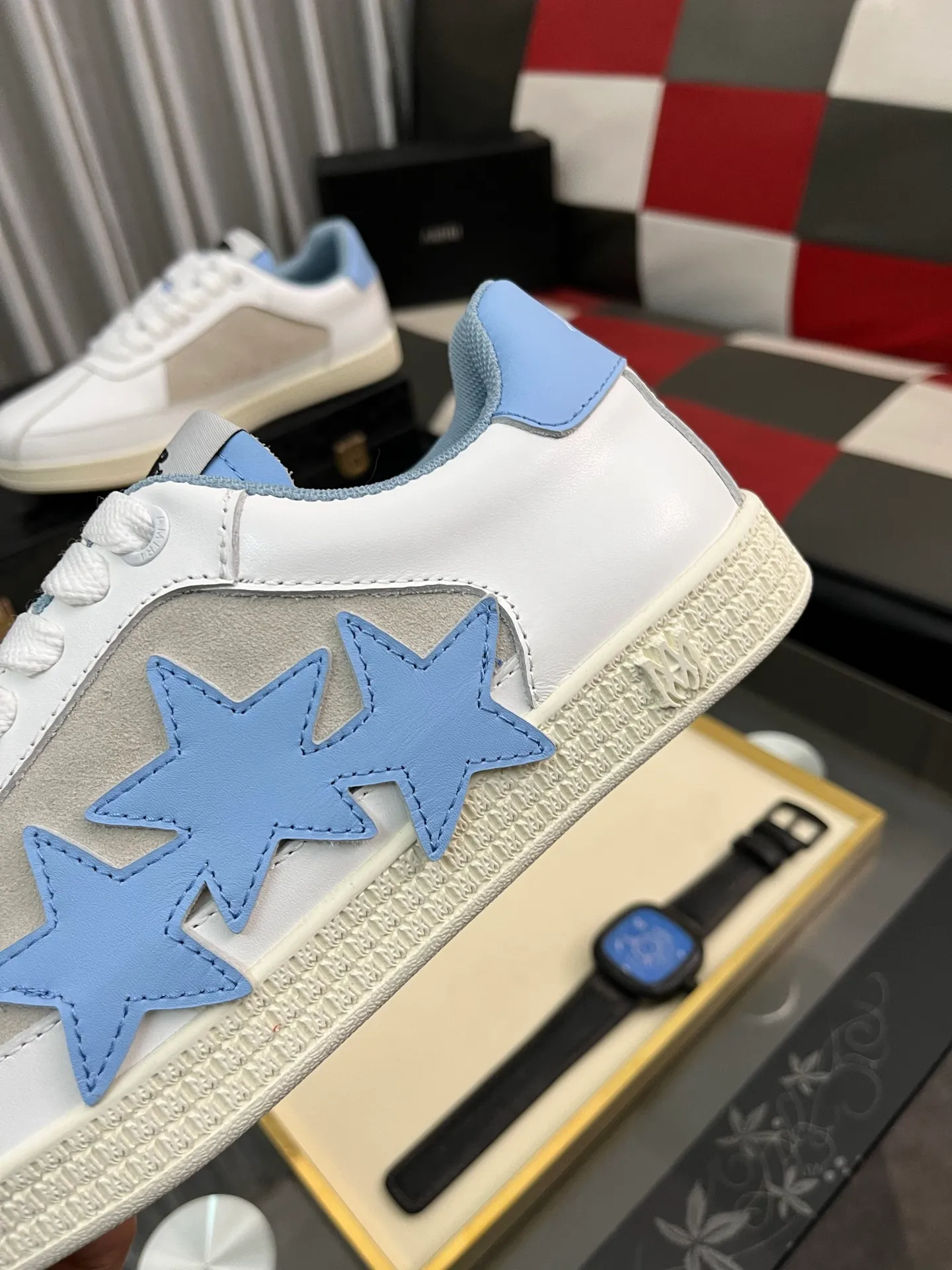 Men's shoes 💰420⌚️⌚️《AMIR*》New men's low-top casual sports sneakers bone shoes, another pair of irresistible bone shoes. Bone shoes are one of AMIRI's most popular items. They use first-layer cowhide uppers. The side bones are made of two cowhide laminations. They have a three-dimensional feel. The leather incisions are all oil-edged. Contrasting color design. Simple style. Fashionable sports. Customized metal LOGO nameplate to embellish shoelaces. Exclusive control of top version. Supports comparison. Breathable mesh lining Original rubber outsole A must-have item for daily leisure Suitable for various occasions Check it out if you pursue high quality Super cool uppers Size: 38-446️⃣ Colors available